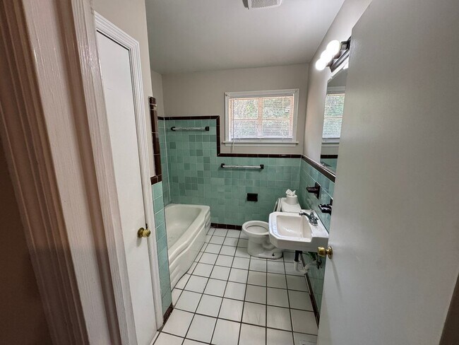 Building Photo - North Augusta Ranch with Tons of Natural Lighting!