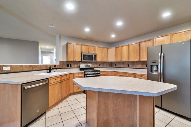 Building Photo - 3 Bed - 2.5 Bath, Beautiful Home in Ogden - Fully Fenced Yard! - Available on June 10th!