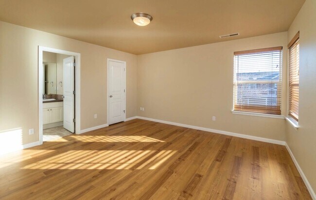 Building Photo - Welcome Home to Comfortable Bend Living