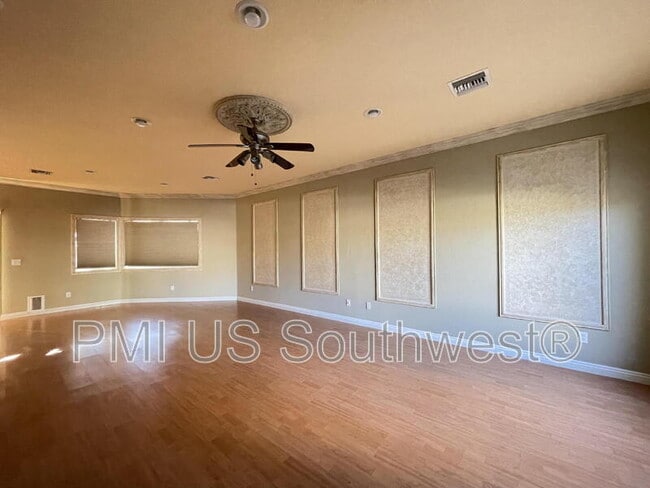 Building Photo - 2549 Country Club Dr