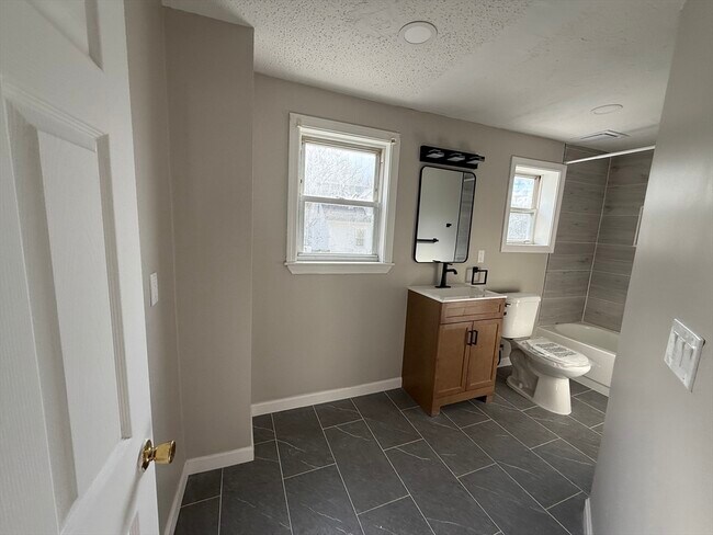 Building Photo - 18 Meadow St