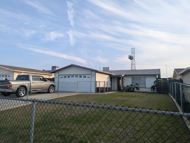 Building Photo - Move-In Ready 3-Bedroom Home with Solar, Backup Batteries, Covered Patio & Large Yard