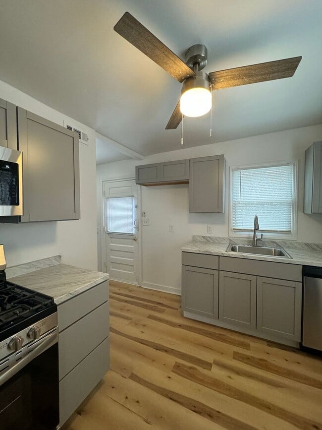 Building Photo - Cozy & Updated Duplex – Close to UMKC, Rockhurst & More