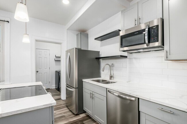 Building Photo - Fully renovated...extra half bath...laundr...