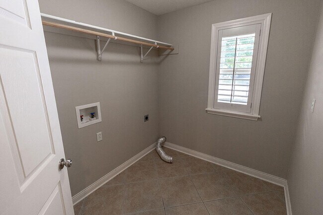 Building Photo - 6900 Madison Creek Dr