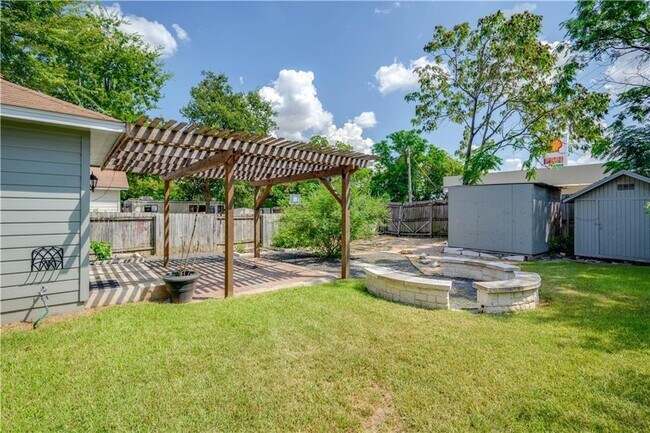 Building Photo - 1105 Clermont Ave