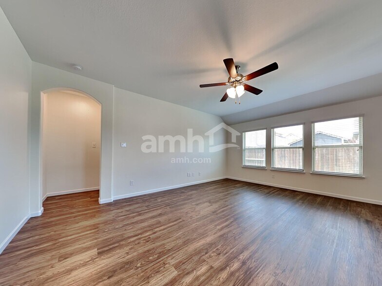 Building Photo - 463 Silverstone Dr