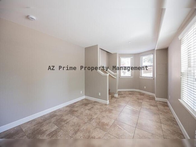 Building Photo - 563 W 6th St