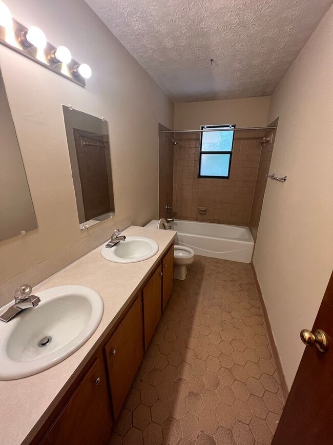 Building Photo - 2bed/1bath off Hampton for August!!!