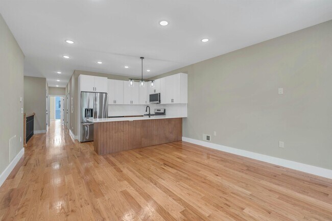 Building Photo - 275 Pearsall Ave