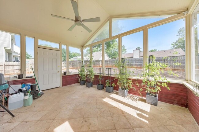 Building Photo - 520 Sonnet Way