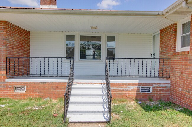 Building Photo - 104 W McReynolds Dr