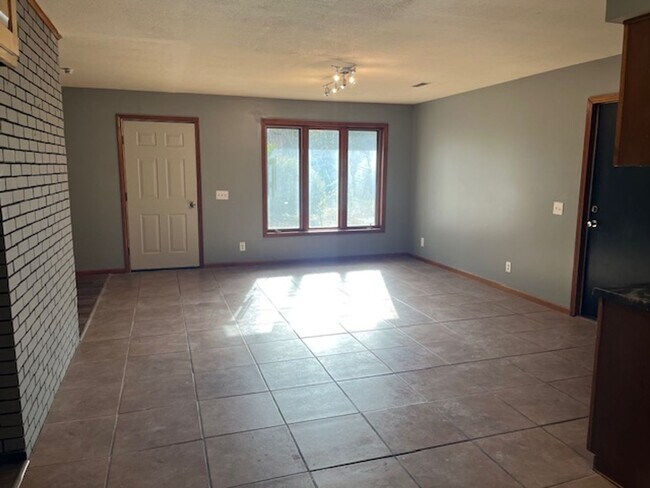 Building Photo - Beautiful Hobby Farm on 10 Acres!