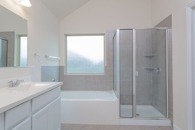 Building Photo - Beautiful One Level 3 BR / 2 BA Home for R...