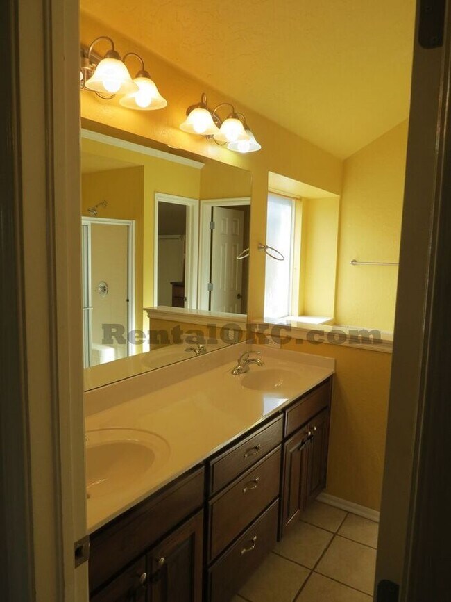 Building Photo - Moore 3/2 bed plus office and a storm shel...