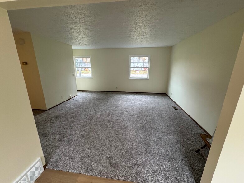 Building Photo - 545 Mentor Ave