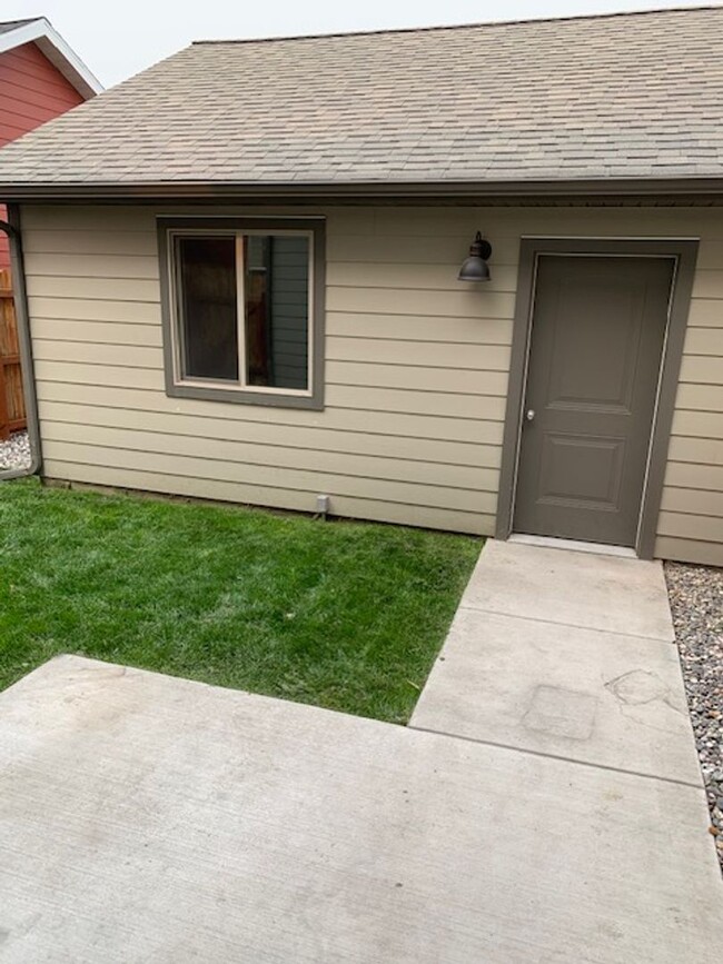 Building Photo - Cute and Clean Townhouse