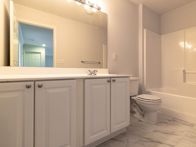 Building Photo - Spacious Unfurnished 3-BR, 2.5-BA year-rou...
