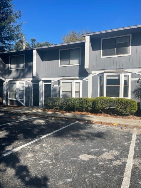 Building Photo - 2560 SW 31st Pl