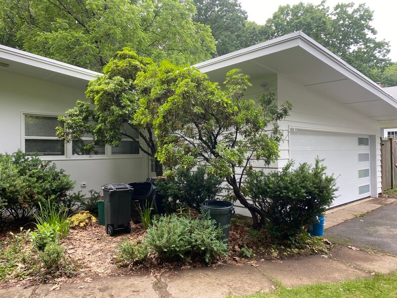 Building Photo - 20 Greenleaf Dr