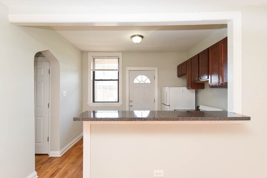 Building Photo - 4409 N Wolcott Ave