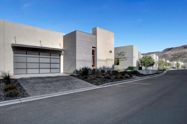 Building Photo - MacDonald Highlands Single Story Beauty Wi...