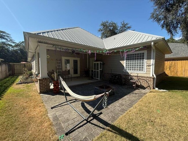 Building Photo - 703 Nutmeg Ave