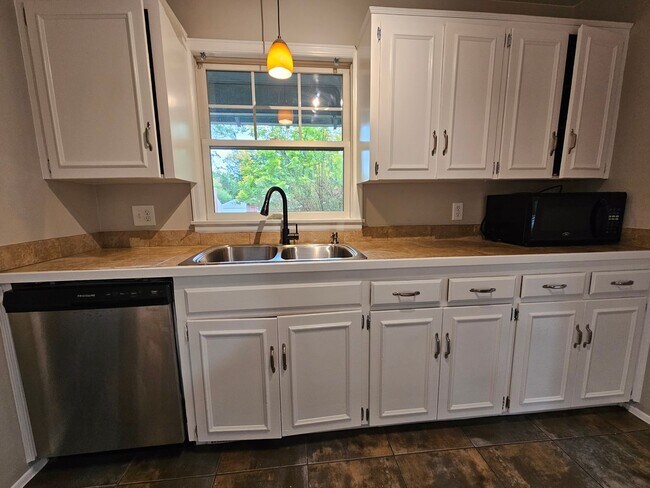 Building Photo - Virginia Village 4 Bed 3 Baths Large Yard Attached Garage Super Spacious!