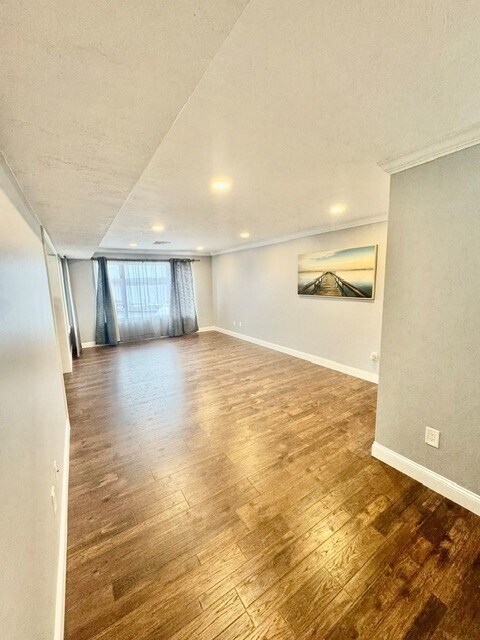 Building Photo - 700 Shore Dr