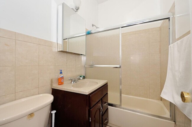 Building Photo - 414 E 77th St