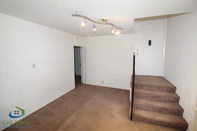 Building Photo - $1995 - Rose Garden Junior 1 Bedroom Apart...