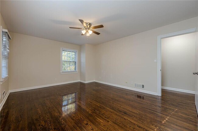 Building Photo - 6640 Williamson Dr NE