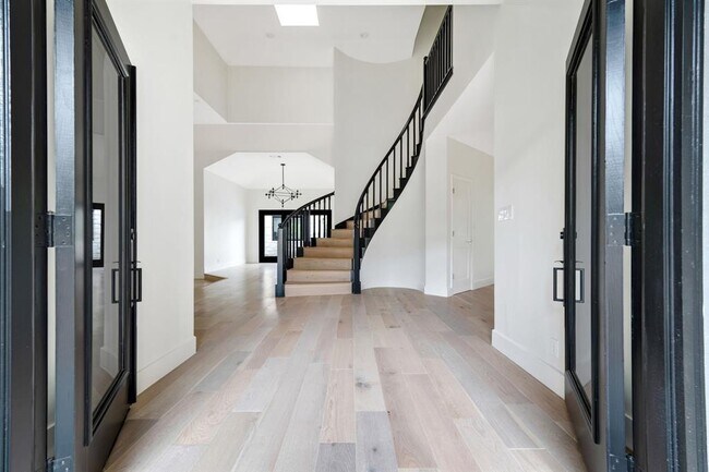 Building Photo - 1716 Bartoncliff Dr