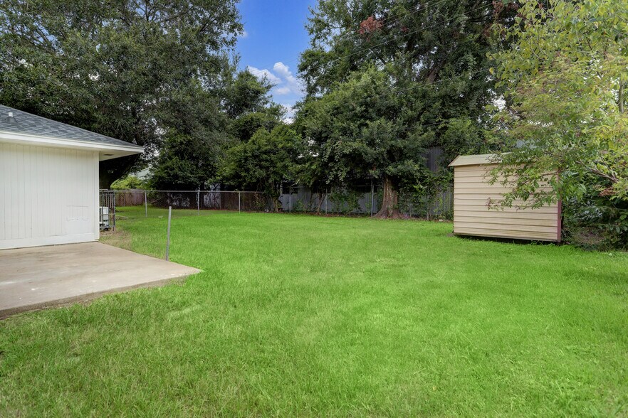 Building Photo - 4411 Oak Shadows Dr