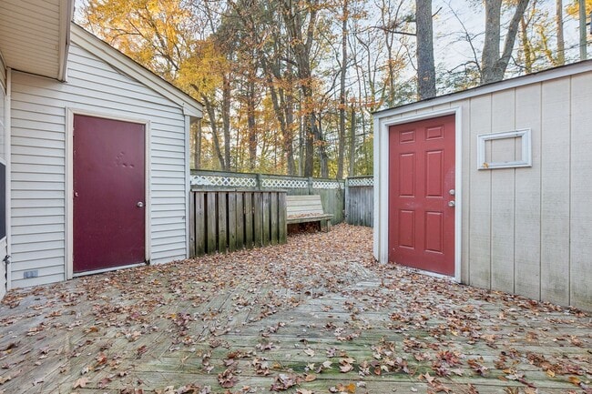 Building Photo - Hampton Townhouse-Move in Quick