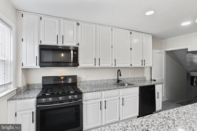 Building Photo - 324 Small Ct