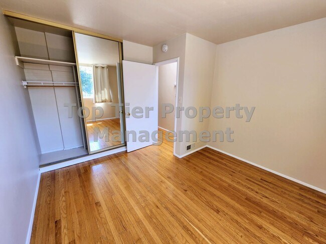 Building Photo - Beautiful 3-bedroom, 2-bathroom home locat...