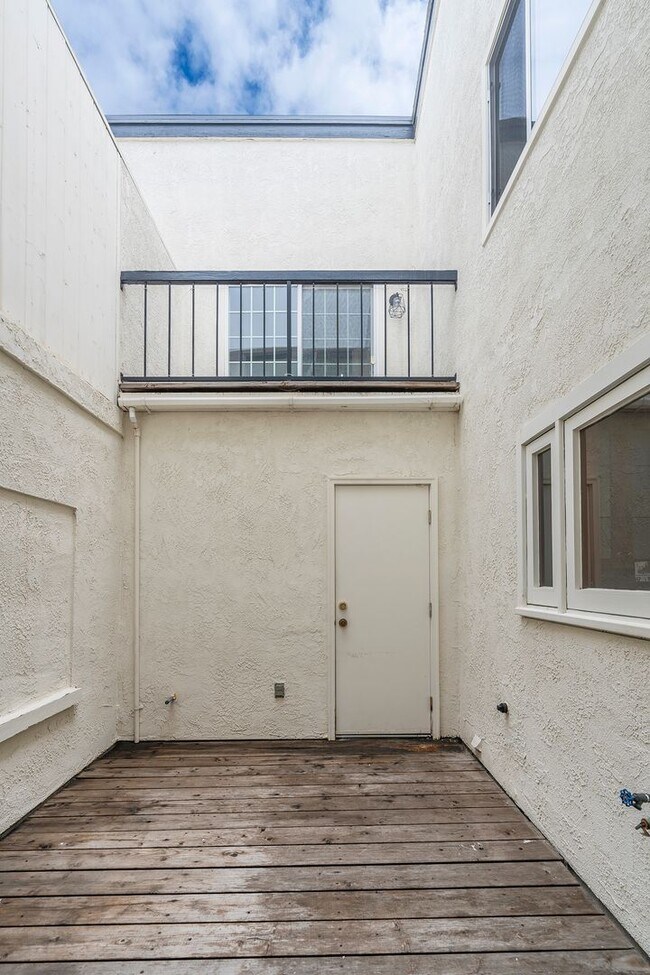 Building Photo - Beautiful Redondo Beach Condominium Rental!