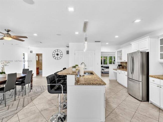 Building Photo - 413 Tamarind Dr