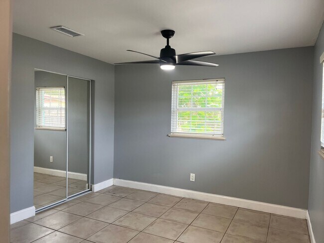 Building Photo - 375 Carrousel Ct