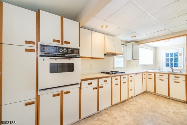 Building Photo - 21 E Shore Rd