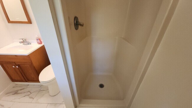 Building Photo - Beautifully updated 3-bedroom, 2-bath home, ready for you to move in!