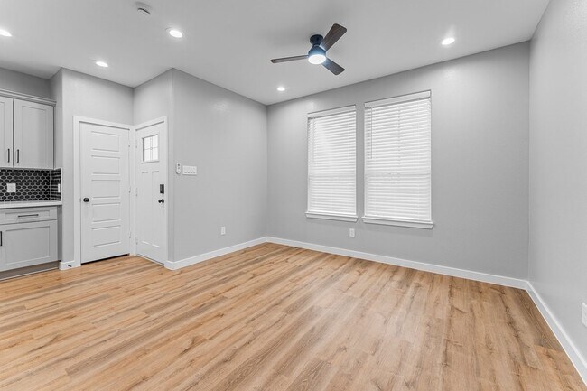 Building Photo - 402 W Stewart St