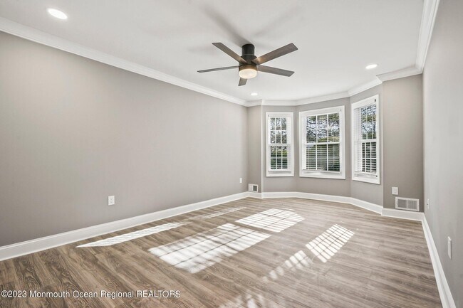 Building Photo - 7 Tulip Ln