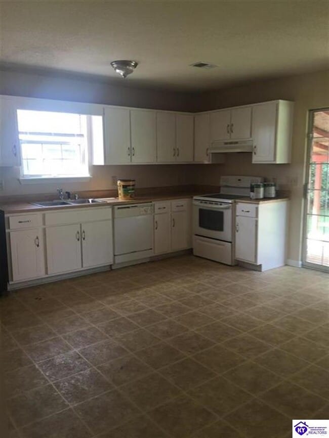 Building Photo - 635 Independence Dr