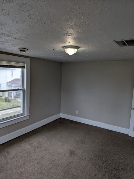 Building Photo - 403 Maple Ave