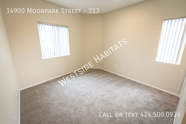 Building Photo - 14900 Moorpark St