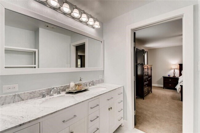 Master Bathroom En Suite - 10505 Salt Block Cir