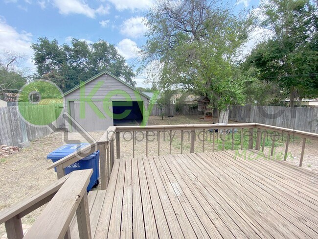 Building Photo - 2Bed/1Bath w/office in Central Mcallen ( Laurel and 10th )