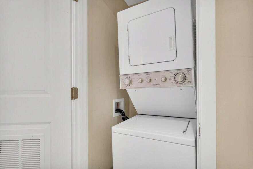 Building Photo - 90 NE 17th St